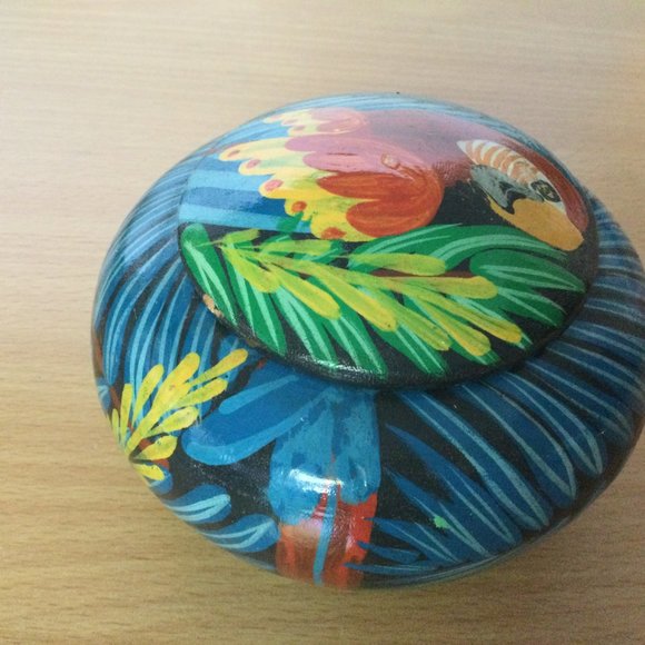 Hand painted wooden Parrot trinket box small chip on lid - Picture 3 of 8